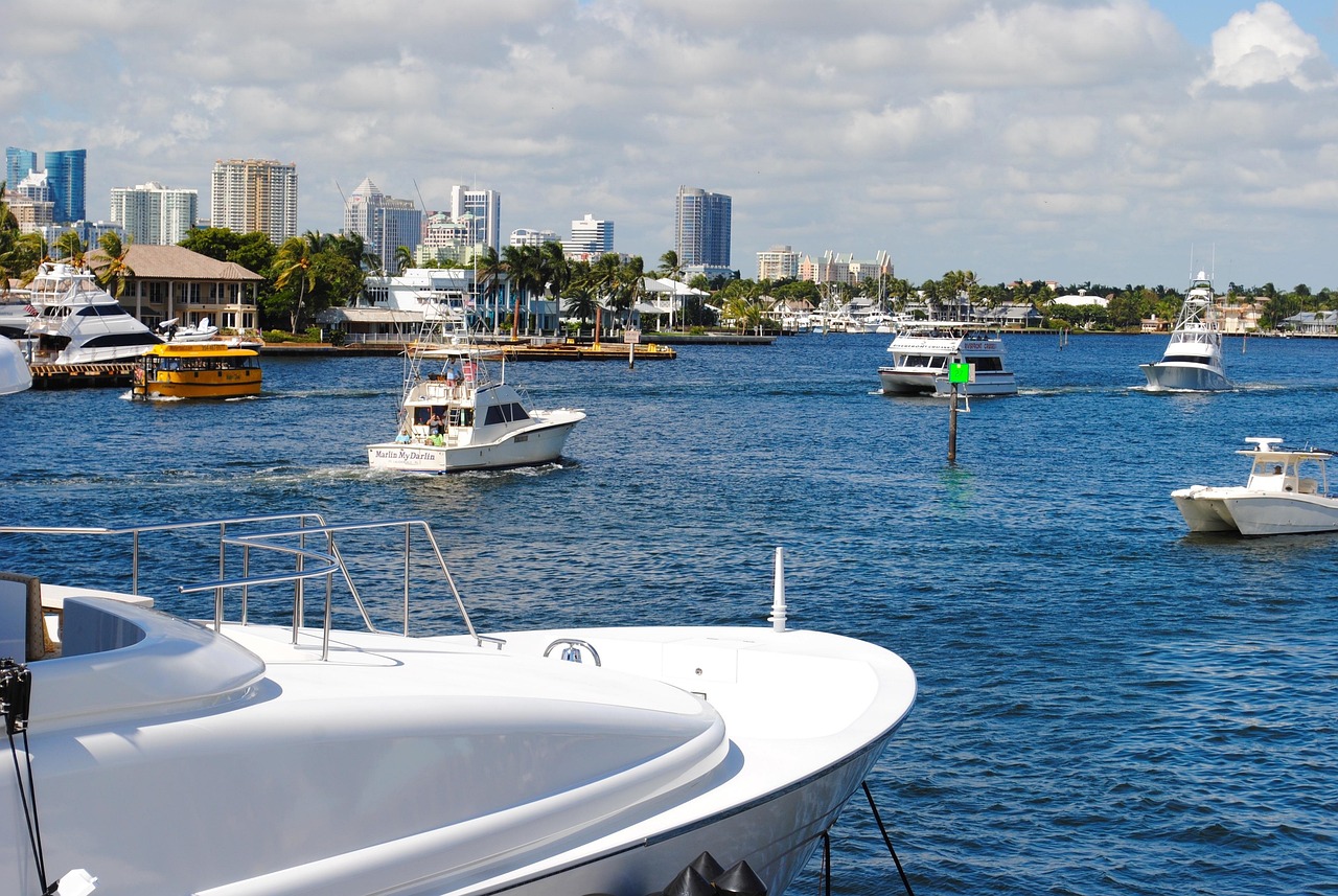 Luxury waterfront homes and boats along the South Florida Intracoastal Waterway.